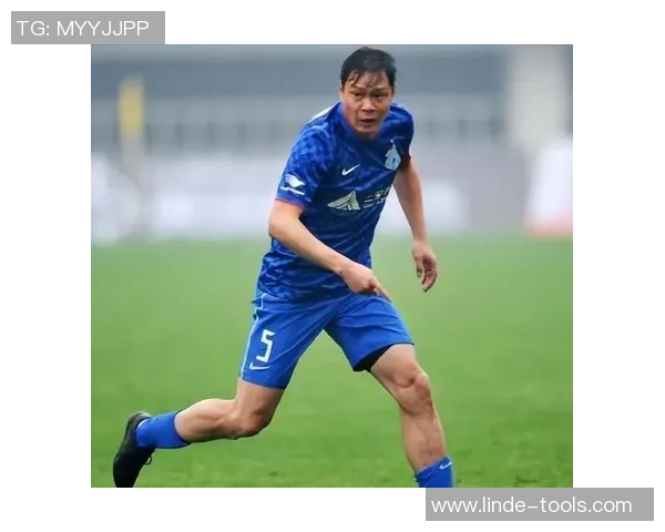 足球明星背后那些不为人知的男生故事与成长经历揭秘 足球明星背后那些不为人知的男生故事与成长经历揭秘